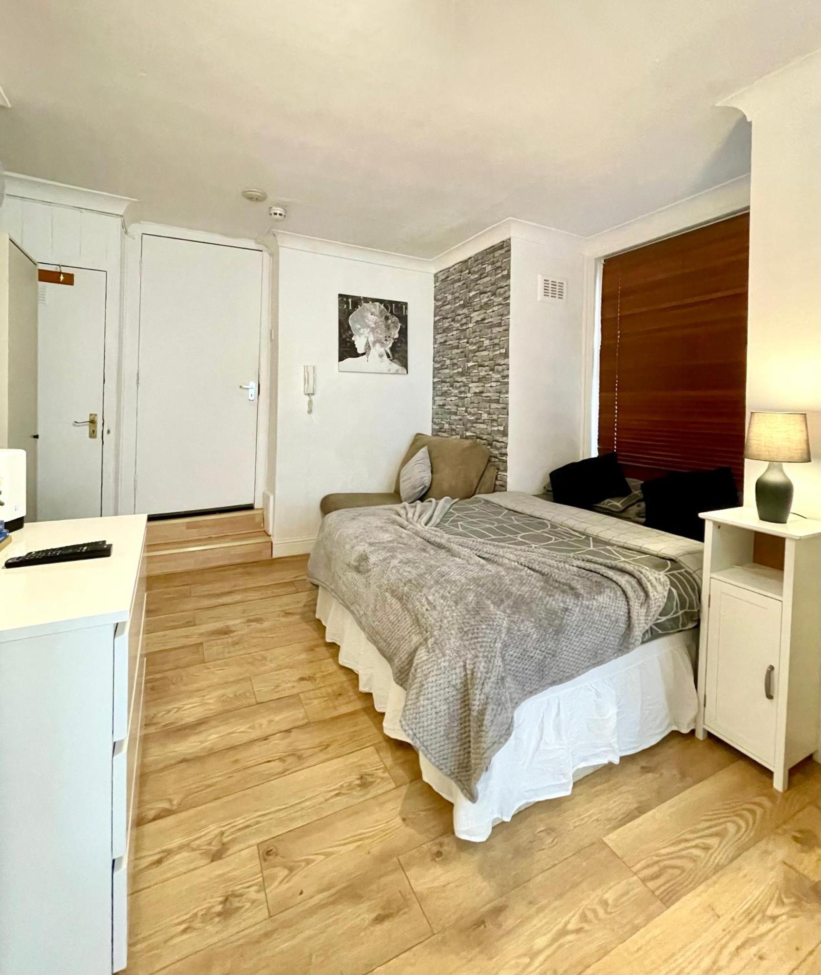 A Ground Floor Flat With Garden Apartment *